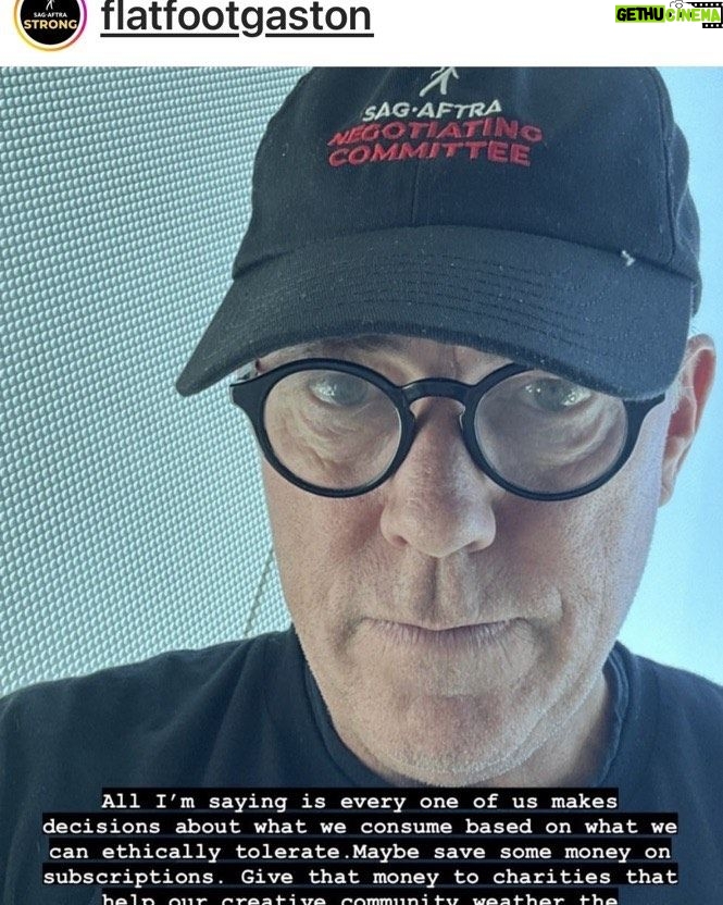 Timothy Omundson Instagram - Letβs hear it for all our #SAGSTRIKE Captains, out there, every day in the heat and helping to keep our ship afloat! Like THIS baller, @flatfootgaston @sagaftra #unuionStrong βπ»βπ»