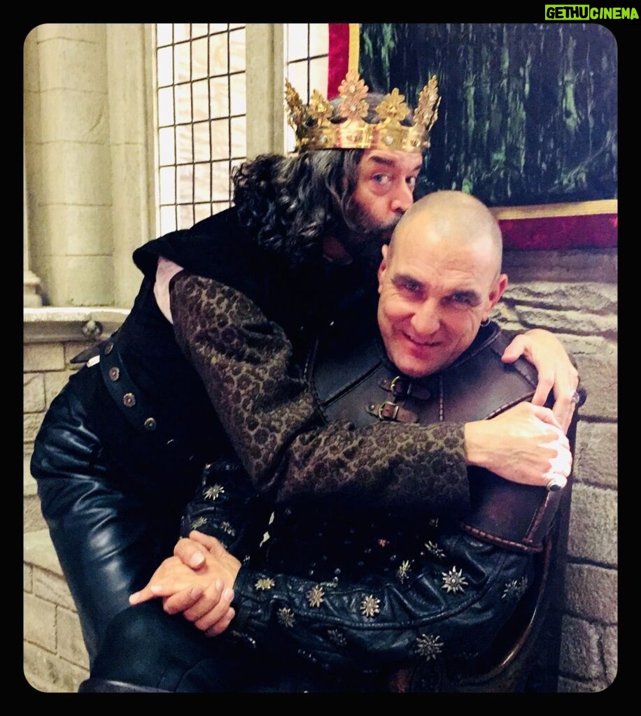 Timothy Omundson Instagram - Wishing a very happy birthday to my friend, and absolute Legend, @thevinniejones. You might find him scary, which is how he likes it. But In truth he’s one of the kindest men you’d ever hope to meet ( *Don’t tell him I told you 😳) and I love him. Happy birthday, Geezer 🥳