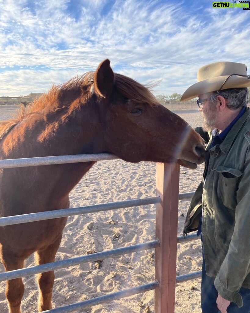 Timothy Omundson Instagram - My friend and I are having a very important conversation about how a thankful I am for SO MUCH ❤️🤠🐴🌵hope you’re having a wonderful Thanksgiving ‼️it’s been an incredible week of #GetBusyLiving , here at the @whitestallionranchaz