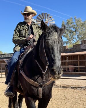 Timothy Omundson Instagram - If you know me, you probably know that one of my greatest joys, pre-stroke, was riding horses, ,whether on screen or , on a  Dude ranch like @whitestallionranchaz , where my family has spent the week of Thanksgiving, since 2011  I wasn’t entirely sure that I  would ever get back on a horse,again, with my current physical limitations, But this morning, thanks to the incredible friends who have been running this ranch, since 1965, Laura, Russell, Kristin and Michael TRUE, I can  quote Gene Autry’ and sing that, I’m back in the saddle again.  It’s taken seven long years of rebuilding, physically Therapy, and Believing, but it happened, thanks to  a network of incredibly supportive friends 🥰 #@SuckItStroke 🤠🐴💪🏻