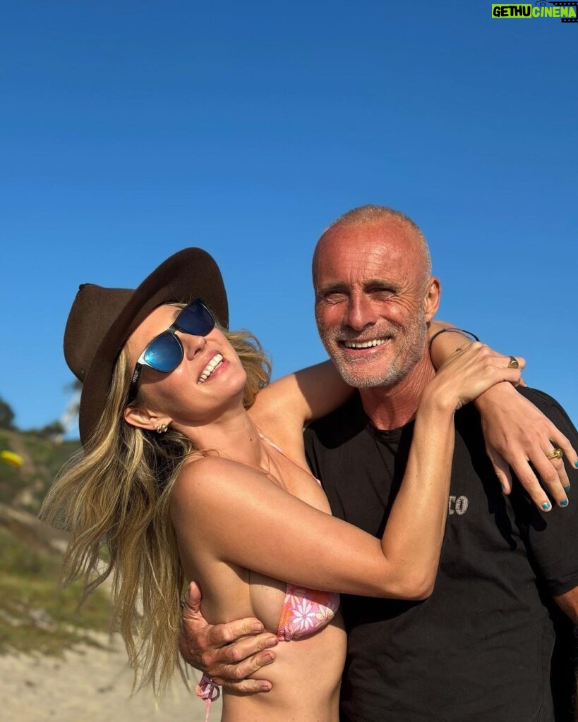 Timothy V. Murphy Instagram - Great day at the beach with my wife,kids and friends ...oh,thanks for the Akubra,Elaine,Caitlin never takes it off @caitlinamanley @rmwilliams 😍😍😍...we had very much the melting pot that is America... #irish #swedes #moldovans #ukrainians #irishamericans #mexicanamericans #africanamericans 🇺🇸🇺🇸🇺🇸