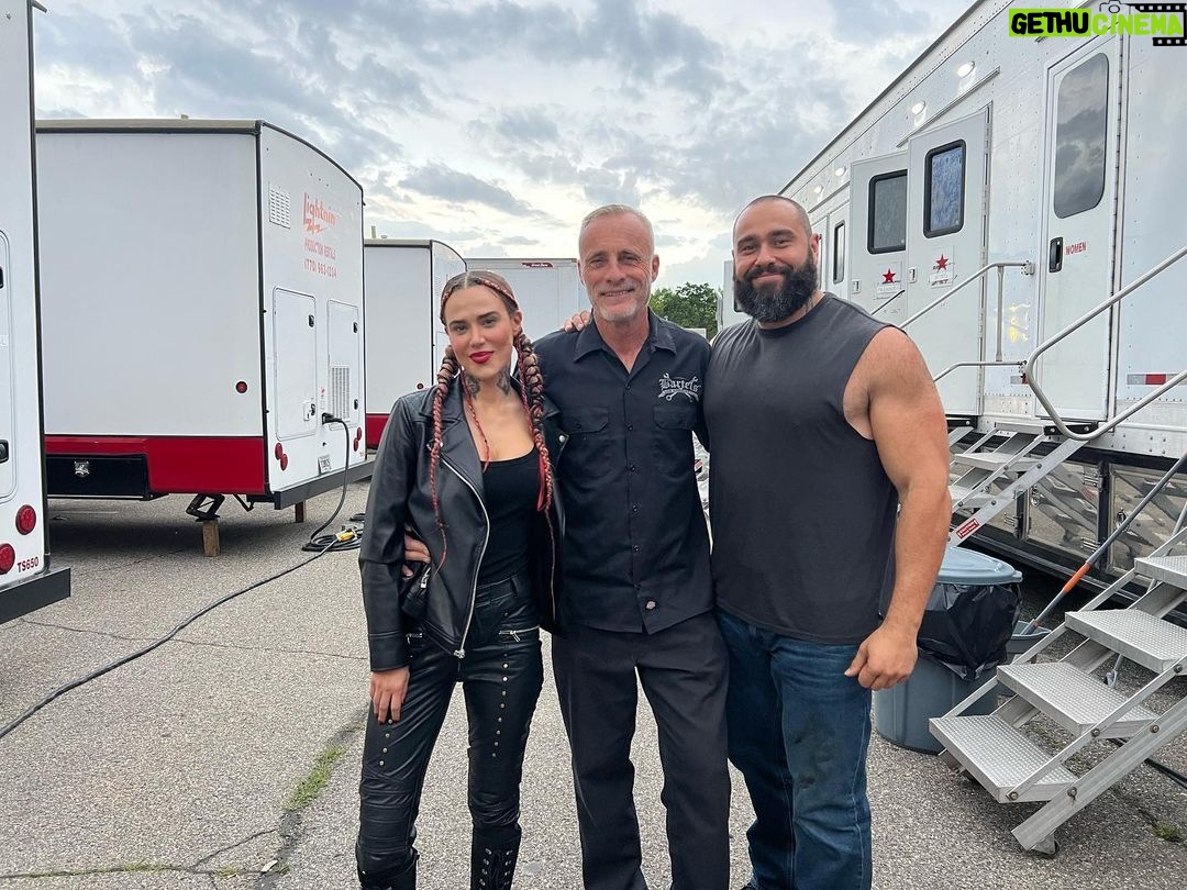 Timothy V. Murphy - 1K Likes - My gang are tougher than yours…another one in the can “Guns Up” @maxrosinski @solomonyounghughes @riccigrams @kevinjamesofficial @loueyfromthehood @madflavors_world @tobemiro @edwardjohndrake @thecjperry @glowpunk @theshirleytempleking …sorry for for cutting our heads off in the second photo,Max @millenniummedia @gingerjoelle @pacificsun #melissaleo ☘️☘️☘️