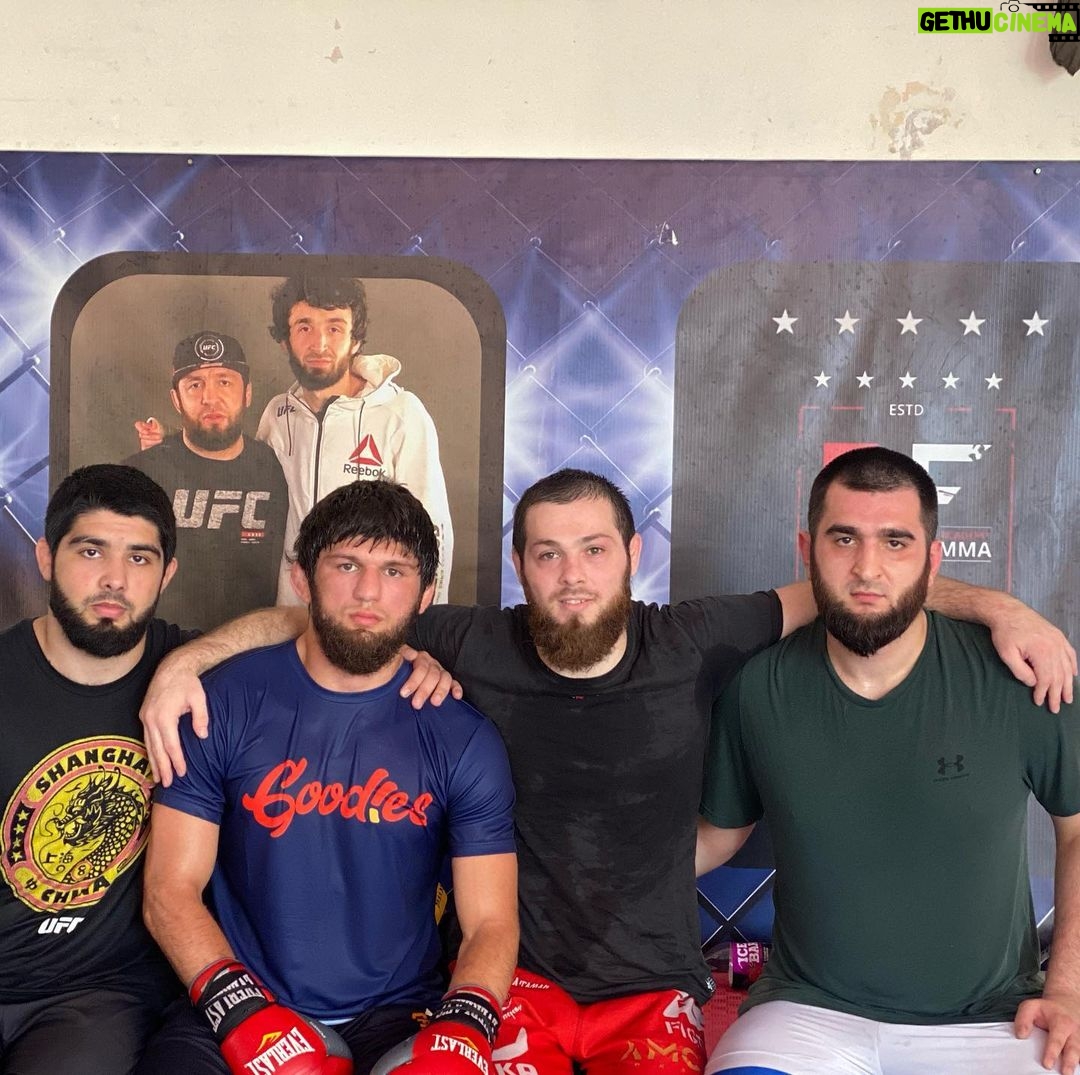 Timur Khizriev Instagram - А мы продолжаем#hardwork @dominance_mma @aliabdelaziz @goodies.global @dagestan__fighter Махачкала Ленина