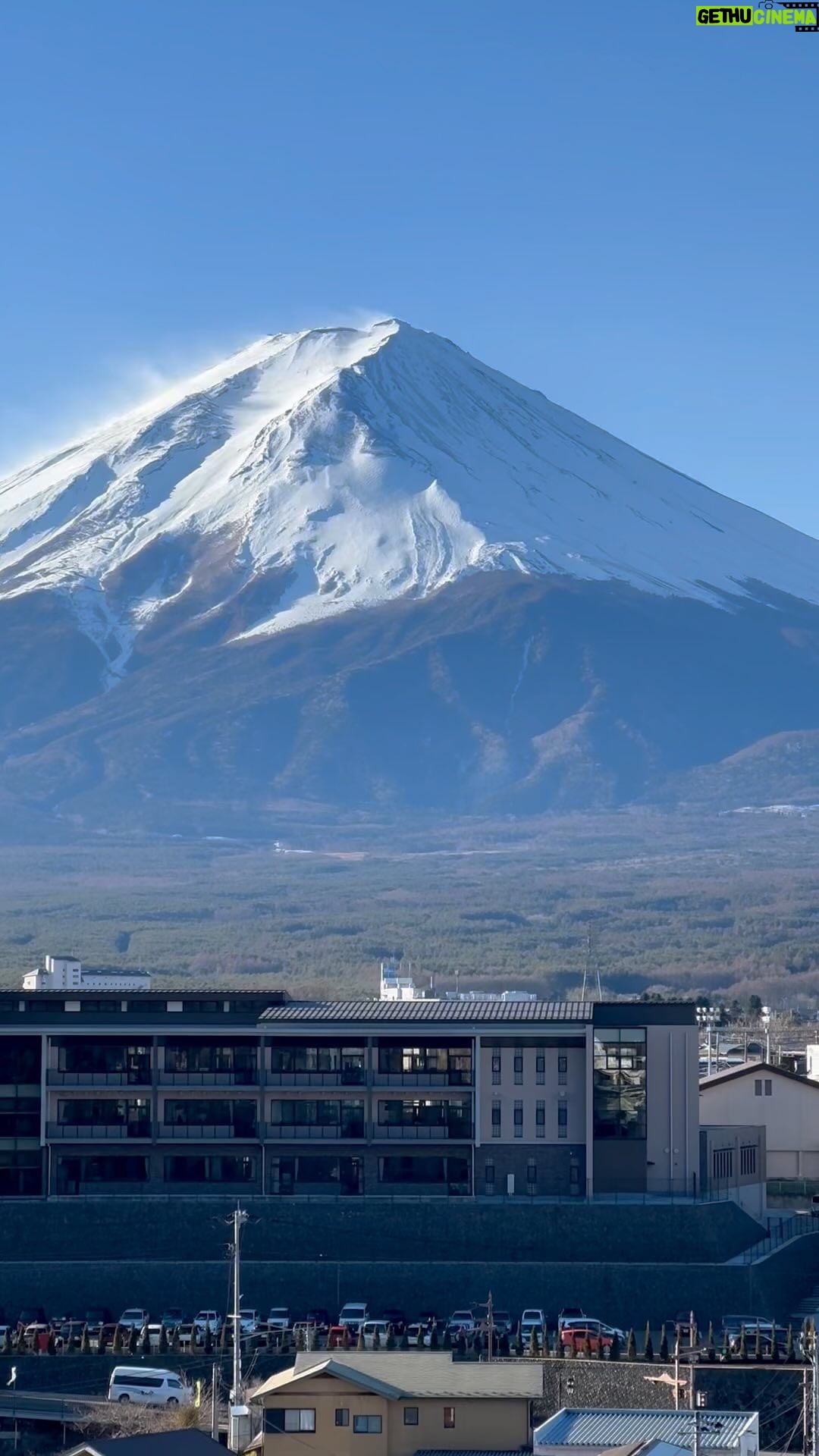 Tina Guo Instagram - It’s important to floss daily. 🦷 Mount Fuji 🗻 view from @konansou_official Lake Kawaguchiko, Mt. Fuji