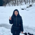 Tina Guo Instagram - Yesterday’s adventure: Shinkansen 🚄 Bullet Train from Tokyo to Nagano, bus from Nagano Station to the bottom of the mountain, 1 mile hike up a slightly icy path to monkey heaven 🏔️ 🐒❤️ 地獄谷野猿公苑 (Jigokudani Snow Monkey Park)