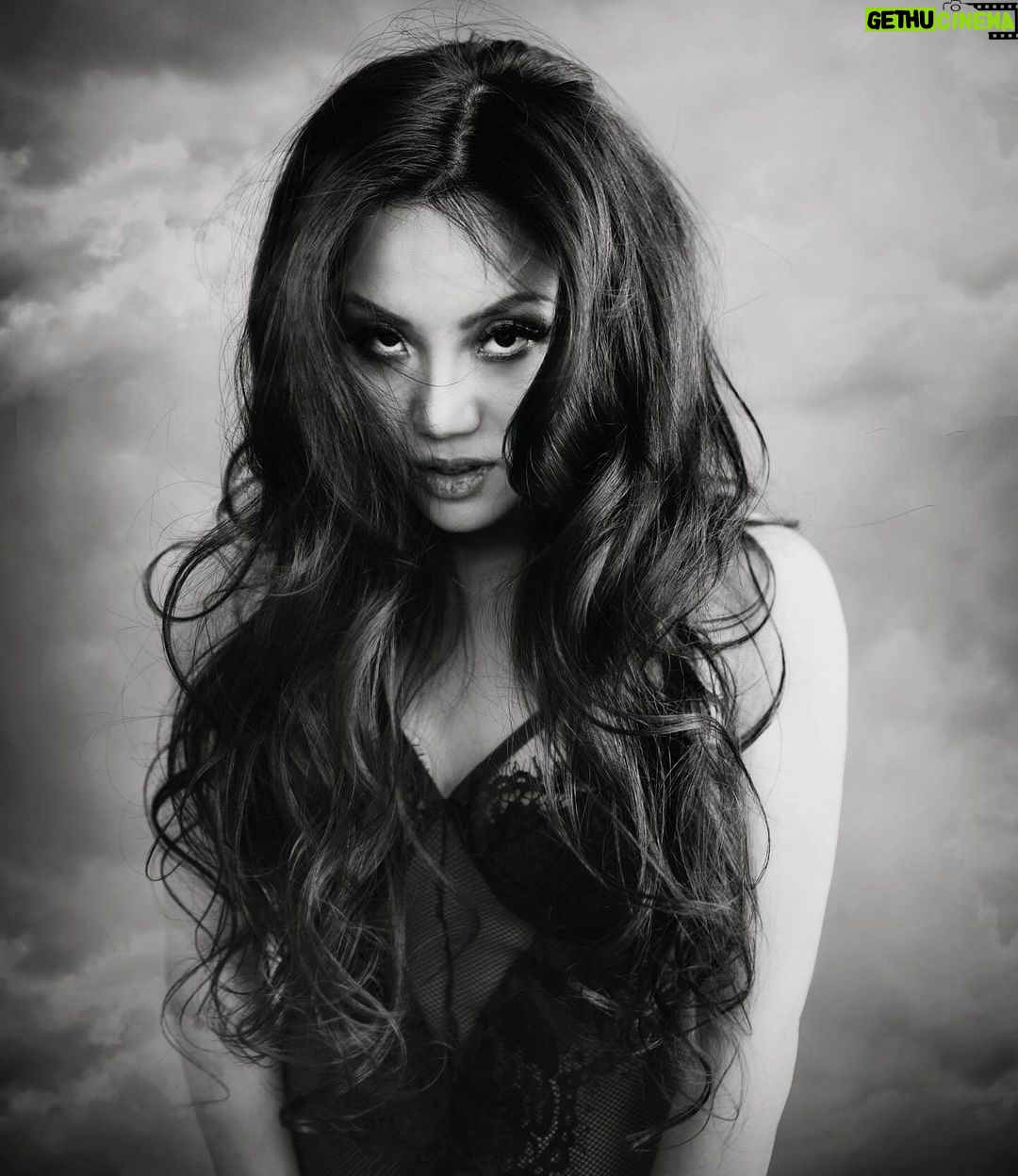 Tina Guo Instagram - When faced with a challenge, don’t run away. Stare it in the face and dominate. 🦾 Have a great day everyone! Excited to do some composing 🎹 this morning 🎵☀️ Los Angeles, California