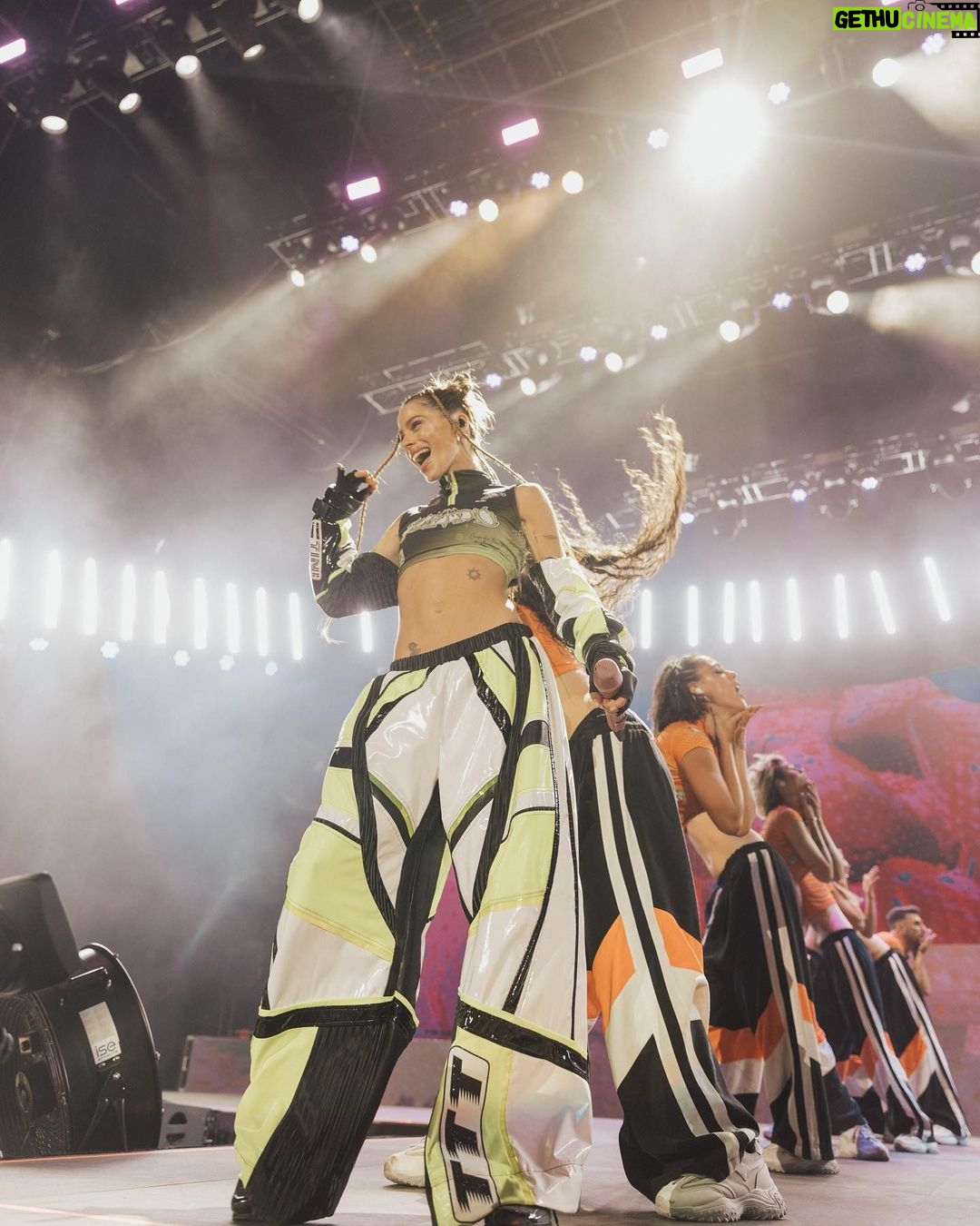 Tini Stoessel Instagram - MURCIA AYER FUE DEMASIADOOOO🥹💗💗💗💗💗💗 GRACIAS POR TODAS LAS EMOCIONES Q NOS HICIERON VIVIR, LXS AMOOO🫶🏻🦋 ESTA NOCHE NOS VEMOS ROQUETAS DE MAR