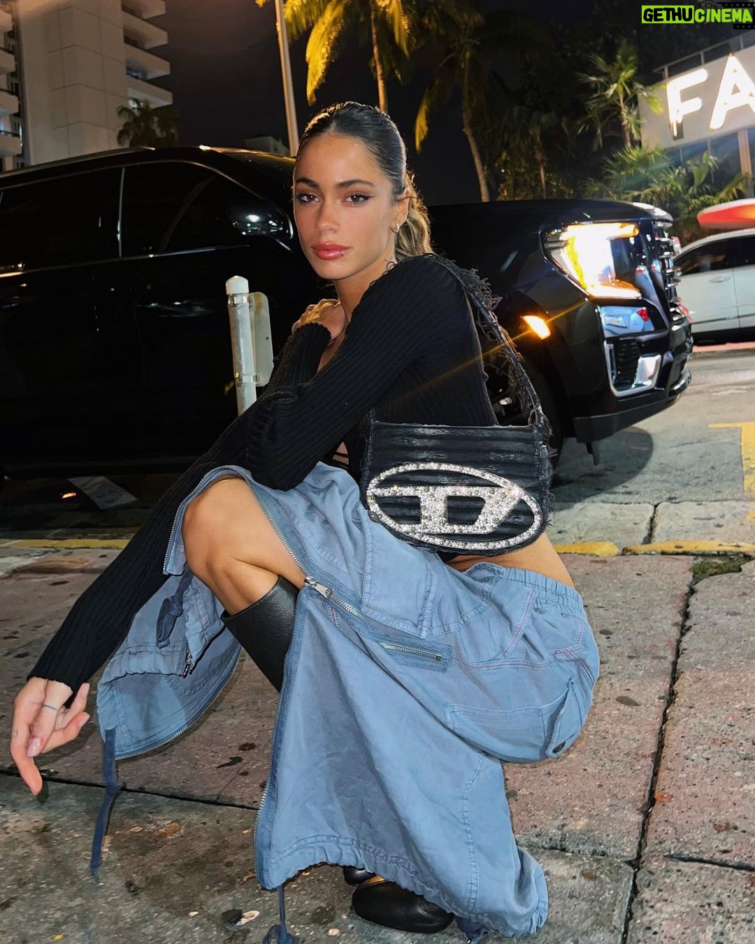 Tini Stoessel Instagram - 🖤 Miami, Florida