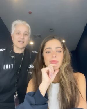 Tini Stoessel Instagram - ni las palabras, ni las fotos, ni los vídeos son suficientes para poder describir lo q significó este año para mi…
solo agradecerle a dios, porq cuando pensé q no iba a poder salir de momentos de mucha tristeza, pude, y como les dije, todo eso me termino haciendo más fuerte. 
no solo eso si no q me acercó aún más a las personas q amo, nos unimos más y más. 
gracias, gracias por estar a mi lado, por tanto amor en momentos q quizás ni siquiera se imaginaban q estaban sacándome una sonrisa. 
gracias a la gente, por la incondicionalidad, por hacer q cada show sea único e inolvidable, por estar, por cada carta, por cada gesto. lxs amo tanto. 
1. recién llegábamos a misiones para filmar fantasi🦋
2. cumpliendo el sueño más increíble d mi vida.
3. minita hemosa, sabes todo lo q te amo y lo agradecida q estoy d q estés cerca mío.
4. vivir un milagro tan de cerca y seguir teniendo a la persona q tanto amo a mi lado no tiene precio. 
5. mamá, guerrera, justiciera, incondicional, te amo desde lo más profundo. 
6. martita, esa amiga sabia q llegó a mi vida y ojalá sea para siempre❤️ 
7. ya no sabía q foto elegir porq todas son especiales rodri🥹 t amooooooo
8. ARGENTINA CAMPEÓN🇦🇷🤍
9. la hermana q me dio la vida. te amo carola. 
10. y con ustedes…no tengo palabras realmente. 
GRACIAS, gracias por todo. 
por cada momento q me hicieron vivir, con ustedes crezco y aprendo todos los días. 
han pasado tantos años y tantas cosas, ojalá el año q viene nos encuentre con toda la música q tengo preparada y q tanto nos une❤️
lxs amo.
