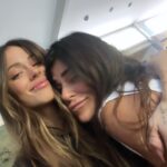 Tini Stoessel Instagram - ni las palabras, ni las fotos, ni los vídeos son suficientes para poder describir lo q significó este año para mi… solo agradecerle a dios, porq cuando pensé q no iba a poder salir de momentos de mucha tristeza, pude, y como les dije, todo eso me termino haciendo más fuerte. no solo eso si no q me acercó aún más a las personas q amo, nos unimos más y más. gracias, gracias por estar a mi lado, por tanto amor en momentos q quizás ni siquiera se imaginaban q estaban sacándome una sonrisa. gracias a la gente, por la incondicionalidad, por hacer q cada show sea único e inolvidable, por estar, por cada carta, por cada gesto. lxs amo tanto. 1. recién llegábamos a misiones para filmar fantasi🦋 2. cumpliendo el sueño más increíble d mi vida. 3. minita hemosa, sabes todo lo q te amo y lo agradecida q estoy d q estés cerca mío. 4. vivir un milagro tan de cerca y seguir teniendo a la persona q tanto amo a mi lado no tiene precio. 5. mamá, guerrera, justiciera, incondicional, te amo desde lo más profundo. 6. martita, esa amiga sabia q llegó a mi vida y ojalá sea para siempre❤️ 7. ya no sabía q foto elegir porq todas son especiales rodri🥹 t amooooooo 8. ARGENTINA CAMPEÓN🇦🇷🤍 9. la hermana q me dio la vida. te amo carola. 10. y con ustedes…no tengo palabras realmente. GRACIAS, gracias por todo. por cada momento q me hicieron vivir, con ustedes crezco y aprendo todos los días. han pasado tantos años y tantas cosas, ojalá el año q viene nos encuentre con toda la música q tengo preparada y q tanto nos une❤️ lxs amo.