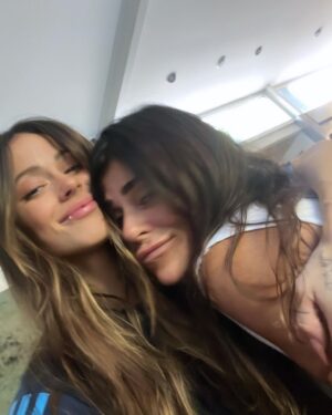 Tini Stoessel Instagram - ni las palabras, ni las fotos, ni los vídeos son suficientes para poder describir lo q significó este año para mi…
solo agradecerle a dios, porq cuando pensé q no iba a poder salir de momentos de mucha tristeza, pude, y como les dije, todo eso me termino haciendo más fuerte. 
no solo eso si no q me acercó aún más a las personas q amo, nos unimos más y más. 
gracias, gracias por estar a mi lado, por tanto amor en momentos q quizás ni siquiera se imaginaban q estaban sacándome una sonrisa. 
gracias a la gente, por la incondicionalidad, por hacer q cada show sea único e inolvidable, por estar, por cada carta, por cada gesto. lxs amo tanto. 
1. recién llegábamos a misiones para filmar fantasi🦋
2. cumpliendo el sueño más increíble d mi vida.
3. minita hemosa, sabes todo lo q te amo y lo agradecida q estoy d q estés cerca mío.
4. vivir un milagro tan de cerca y seguir teniendo a la persona q tanto amo a mi lado no tiene precio. 
5. mamá, guerrera, justiciera, incondicional, te amo desde lo más profundo. 
6. martita, esa amiga sabia q llegó a mi vida y ojalá sea para siempre❤️ 
7. ya no sabía q foto elegir porq todas son especiales rodri🥹 t amooooooo
8. ARGENTINA CAMPEÓN🇦🇷🤍
9. la hermana q me dio la vida. te amo carola. 
10. y con ustedes…no tengo palabras realmente. 
GRACIAS, gracias por todo. 
por cada momento q me hicieron vivir, con ustedes crezco y aprendo todos los días. 
han pasado tantos años y tantas cosas, ojalá el año q viene nos encuentre con toda la música q tengo preparada y q tanto nos une❤️
lxs amo.