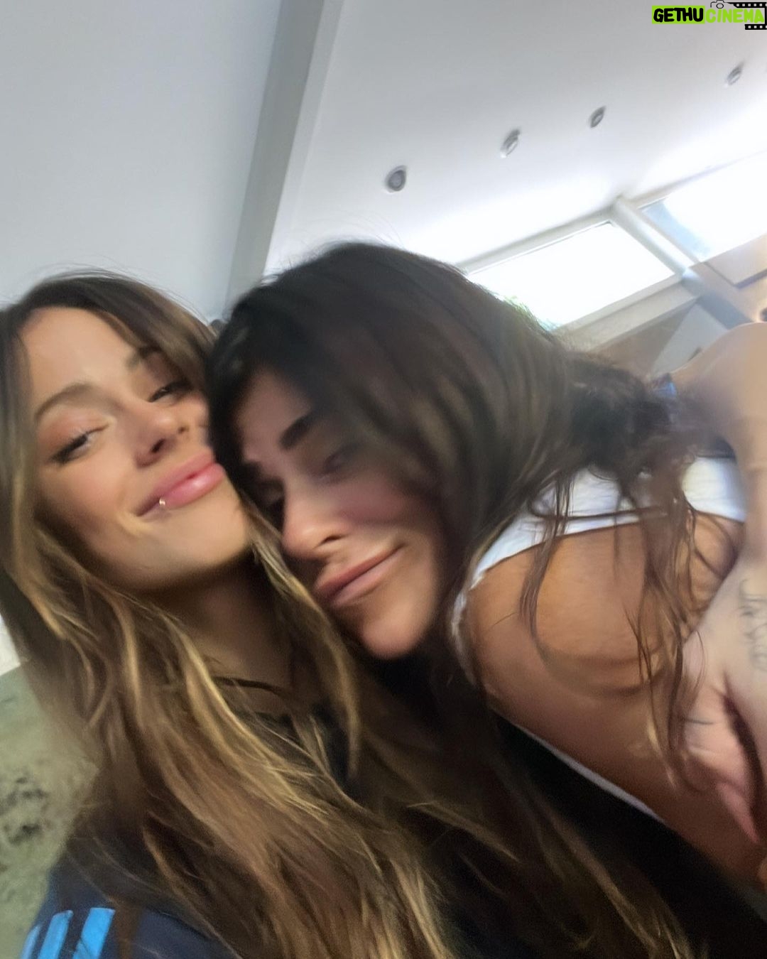 Tini Stoessel - 1.7 Million Likes - ni las palabras, ni las fotos, ni los vĆdeos son suficientes para poder describir lo q significó este aƱo para miā¦
solo agradecerle a dios, porq cuando pensƩ q no iba a poder salir de momentos de mucha tristeza, pude, y como les dije, todo eso me termino haciendo mƔs fuerte.
no solo eso si no q me acercó aún mÔs a las personas q amo, nos unimos mÔs y mÔs.
gracias, gracias por estar a mi lado, por tanto amor en momentos q quizƔs ni siquiera se imaginaban q estaban sacƔndome una sonrisa.
gracias a la gente, por la incondicionalidad, por hacer q cada show sea Ćŗnico e inolvidable, por estar, por cada carta, por cada gesto. lxs amo tanto.
1. reciĆ©n llegĆ”bamos a misiones para filmar fantasiš¦
2. cumpliendo el sueƱo mĆ”s increĆble d mi vida.
3. minita hemosa, sabes todo lo q te amo y lo agradecida q estoy d q estĆ©s cerca mĆo.
4. vivir un milagro tan de cerca y seguir teniendo a la persona q tanto amo a mi lado no tiene precio.
5. mamƔ, guerrera, justiciera, incondicional, te amo desde lo mƔs profundo.
6. martita, esa amiga sabia q llegó a mi vida y ojalĆ” sea para siempreā¤ļø
7. ya no sabĆa q foto elegir porq todas son especiales rodriš„¹ t amooooooo
8. ARGENTINA CAMPEĆNš¦š·š¤
9. la hermana q me dio la vida. te amo carola.
10. y con ustedesā¦no tengo palabras realmente.
GRACIAS, gracias por todo.
por cada momento q me hicieron vivir, con ustedes crezco y aprendo todos los dĆas.
han pasado tantos aƱos y tantas cosas, ojalĆ” el aƱo q viene nos encuentre con toda la mĆŗsica q tengo preparada y q tanto nos uneā¤ļø
lxs amo.