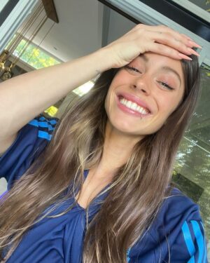 Tini Stoessel Instagram - ni las palabras, ni las fotos, ni los vídeos son suficientes para poder describir lo q significó este año para mi…
solo agradecerle a dios, porq cuando pensé q no iba a poder salir de momentos de mucha tristeza, pude, y como les dije, todo eso me termino haciendo más fuerte. 
no solo eso si no q me acercó aún más a las personas q amo, nos unimos más y más. 
gracias, gracias por estar a mi lado, por tanto amor en momentos q quizás ni siquiera se imaginaban q estaban sacándome una sonrisa. 
gracias a la gente, por la incondicionalidad, por hacer q cada show sea único e inolvidable, por estar, por cada carta, por cada gesto. lxs amo tanto. 
1. recién llegábamos a misiones para filmar fantasi🦋
2. cumpliendo el sueño más increíble d mi vida.
3. minita hemosa, sabes todo lo q te amo y lo agradecida q estoy d q estés cerca mío.
4. vivir un milagro tan de cerca y seguir teniendo a la persona q tanto amo a mi lado no tiene precio. 
5. mamá, guerrera, justiciera, incondicional, te amo desde lo más profundo. 
6. martita, esa amiga sabia q llegó a mi vida y ojalá sea para siempre❤️ 
7. ya no sabía q foto elegir porq todas son especiales rodri🥹 t amooooooo
8. ARGENTINA CAMPEÓN🇦🇷🤍
9. la hermana q me dio la vida. te amo carola. 
10. y con ustedes…no tengo palabras realmente. 
GRACIAS, gracias por todo. 
por cada momento q me hicieron vivir, con ustedes crezco y aprendo todos los días. 
han pasado tantos años y tantas cosas, ojalá el año q viene nos encuentre con toda la música q tengo preparada y q tanto nos une❤️
lxs amo.