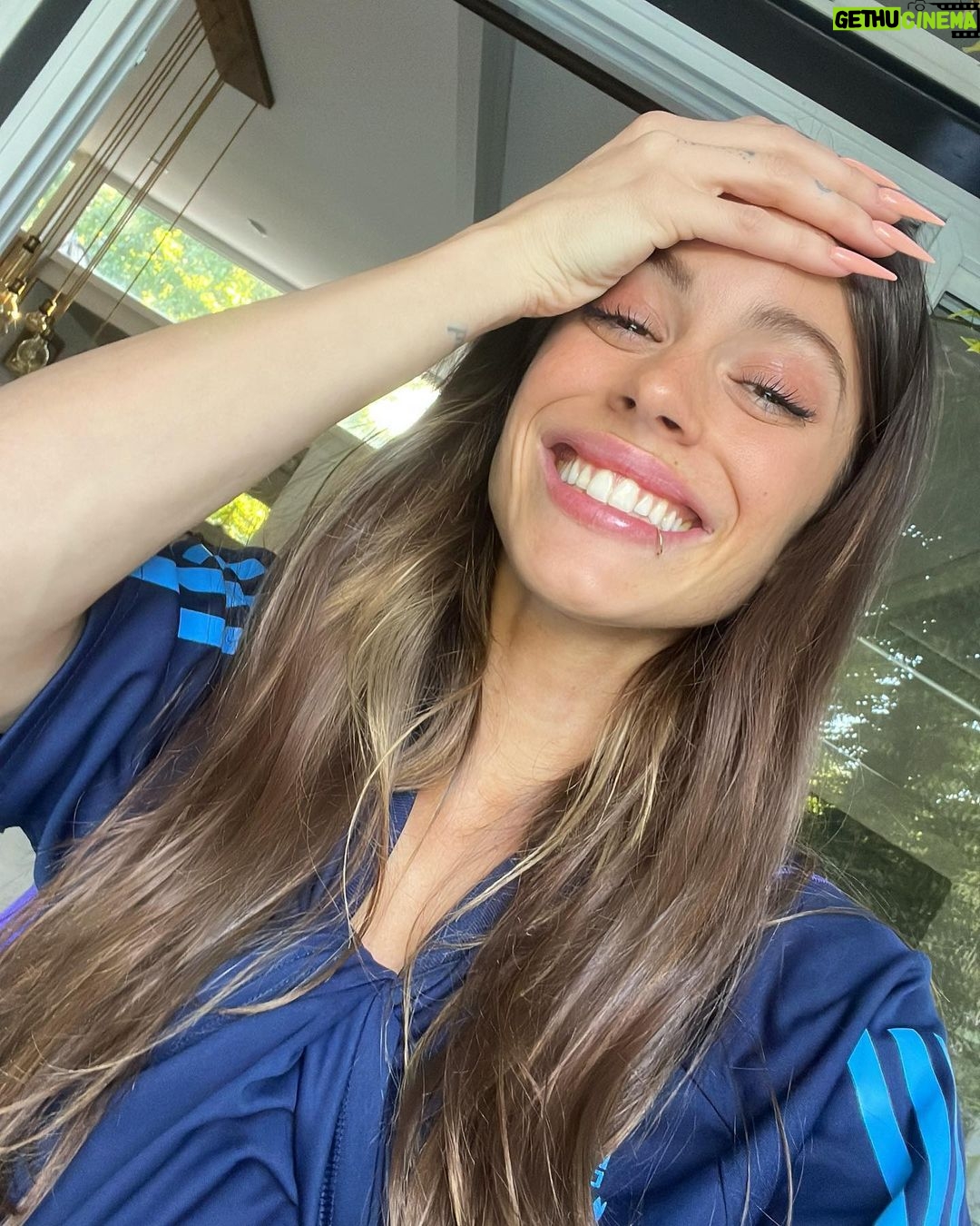 Tini Stoessel - 1.7 Million Likes - ni las palabras, ni las fotos, ni los vĆdeos son suficientes para poder describir lo q significó este aƱo para miā¦
solo agradecerle a dios, porq cuando pensƩ q no iba a poder salir de momentos de mucha tristeza, pude, y como les dije, todo eso me termino haciendo mƔs fuerte.
no solo eso si no q me acercó aún mÔs a las personas q amo, nos unimos mÔs y mÔs.
gracias, gracias por estar a mi lado, por tanto amor en momentos q quizƔs ni siquiera se imaginaban q estaban sacƔndome una sonrisa.
gracias a la gente, por la incondicionalidad, por hacer q cada show sea Ćŗnico e inolvidable, por estar, por cada carta, por cada gesto. lxs amo tanto.
1. reciĆ©n llegĆ”bamos a misiones para filmar fantasiš¦
2. cumpliendo el sueƱo mĆ”s increĆble d mi vida.
3. minita hemosa, sabes todo lo q te amo y lo agradecida q estoy d q estĆ©s cerca mĆo.
4. vivir un milagro tan de cerca y seguir teniendo a la persona q tanto amo a mi lado no tiene precio.
5. mamƔ, guerrera, justiciera, incondicional, te amo desde lo mƔs profundo.
6. martita, esa amiga sabia q llegó a mi vida y ojalĆ” sea para siempreā¤ļø
7. ya no sabĆa q foto elegir porq todas son especiales rodriš„¹ t amooooooo
8. ARGENTINA CAMPEĆNš¦š·š¤
9. la hermana q me dio la vida. te amo carola.
10. y con ustedesā¦no tengo palabras realmente.
GRACIAS, gracias por todo.
por cada momento q me hicieron vivir, con ustedes crezco y aprendo todos los dĆas.
han pasado tantos aƱos y tantas cosas, ojalĆ” el aƱo q viene nos encuentre con toda la mĆŗsica q tengo preparada y q tanto nos uneā¤ļø
lxs amo.