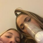Tini Stoessel Instagram - 1. rodri finalmente se une al juego y la termina rompiendo jajsjsjsjsj haceme reír así toda la vidaahhhh 2. grabando las pantallas para el TOURRRRRR💞 3. nebulizándome con niki q me hacía compañía. te amo 4. grabando latriplete 5. grabando fantasi (d mis canciones prefe) 6. mi hermanito de fierro q amo tanto 7. mamá y su amor por turito. lxs amo tanto 8. ustedes, siempre con su amor incondicional. lxs amo tanto 9. el mensaje q mas feliz me hizo en la vida 10. volviendo a casa dsp de terminar el rodaje d carne y hueso💘