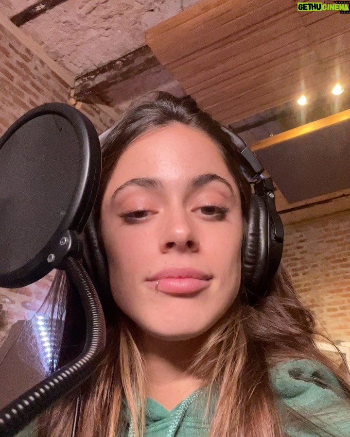 Tini Stoessel - 2.3 Million Likes - 1. rodri finalmente se une al juego y la termina rompiendo jajsjsjsjsj haceme reĆr asĆ toda la vidaahhhh
2. grabando las pantallas para el TOURRRRRRš
3. nebulizĆ”ndome con niki q me hacĆa compaƱĆa. te amo
4. grabando latriplete
5. grabando fantasi (d mis canciones prefe)
6. mi hermanito de fierro q amo tanto
7. mamĆ” y su amor por turito. lxs amo tanto
8. ustedes, siempre con su amor incondicional. lxs amo tanto
9. el mensaje q mas feliz me hizo en la vida
10. volviendo a casa dsp de terminar el rodaje d carne y huesoš