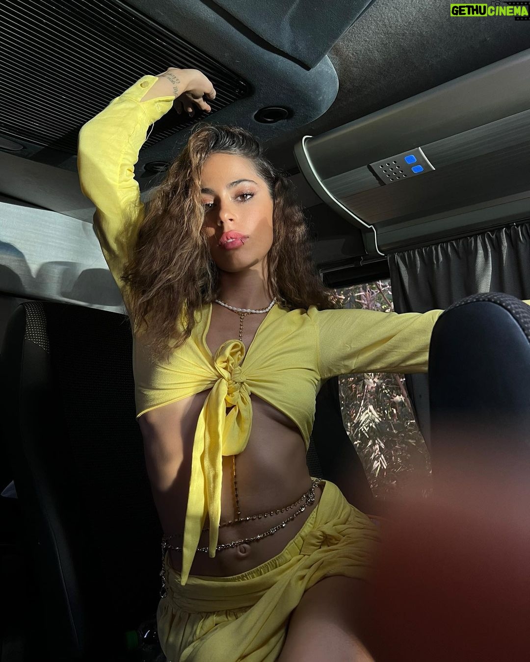 Tini Stoessel - 2.3 Million Likes - 1. rodri finalmente se une al juego y la termina rompiendo jajsjsjsjsj haceme reĆr asĆ toda la vidaahhhh
2. grabando las pantallas para el TOURRRRRRš
3. nebulizĆ”ndome con niki q me hacĆa compaƱĆa. te amo
4. grabando latriplete
5. grabando fantasi (d mis canciones prefe)
6. mi hermanito de fierro q amo tanto
7. mamĆ” y su amor por turito. lxs amo tanto
8. ustedes, siempre con su amor incondicional. lxs amo tanto
9. el mensaje q mas feliz me hizo en la vida
10. volviendo a casa dsp de terminar el rodaje d carne y huesoš