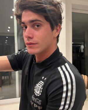 Tini Stoessel Instagram - 1. rodri finalmente se une al juego y la termina rompiendo jajsjsjsjsj haceme reír así toda la vidaahhhh
2. grabando las pantallas para el TOURRRRRR💞
3. nebulizándome con niki q me hacía compañía. te amo 
4. grabando latriplete
5. grabando fantasi (d mis canciones prefe) 
6. mi hermanito de fierro q amo tanto 
7. mamá y su amor por turito. lxs amo tanto
8. ustedes, siempre con su amor incondicional. lxs amo tanto
9. el mensaje q mas feliz me hizo en la vida
10. volviendo a casa dsp de terminar el rodaje d carne y hueso💘
