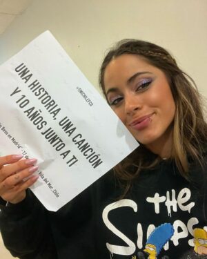 Tini Stoessel Instagram - 1. rodri finalmente se une al juego y la termina rompiendo jajsjsjsjsj haceme reír así toda la vidaahhhh
2. grabando las pantallas para el TOURRRRRR💞
3. nebulizándome con niki q me hacía compañía. te amo 
4. grabando latriplete
5. grabando fantasi (d mis canciones prefe) 
6. mi hermanito de fierro q amo tanto 
7. mamá y su amor por turito. lxs amo tanto
8. ustedes, siempre con su amor incondicional. lxs amo tanto
9. el mensaje q mas feliz me hizo en la vida
10. volviendo a casa dsp de terminar el rodaje d carne y hueso💘