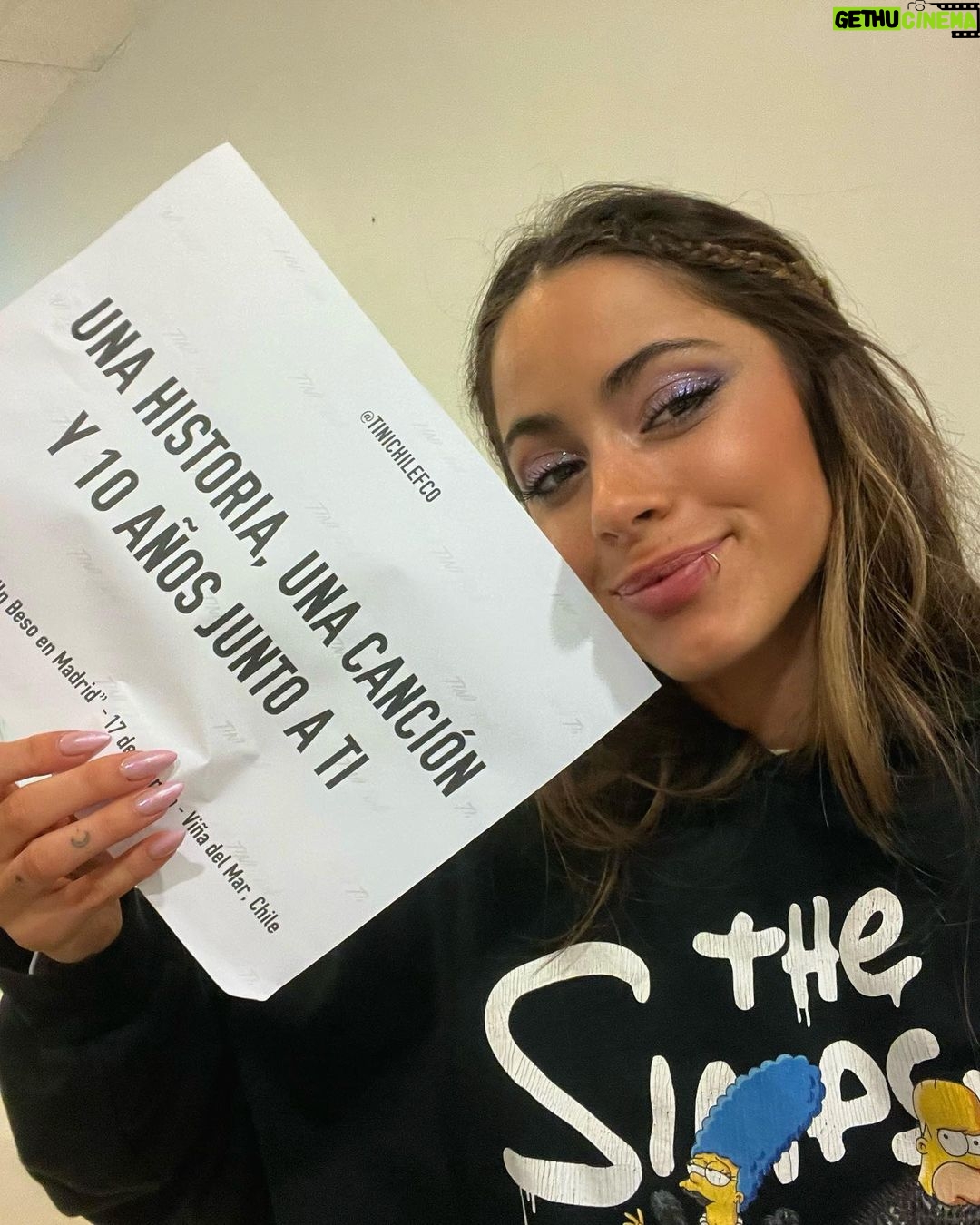 Tini Stoessel - 2.3 Million Likes - 1. rodri finalmente se une al juego y la termina rompiendo jajsjsjsjsj haceme reĆr asĆ toda la vidaahhhh
2. grabando las pantallas para el TOURRRRRRš
3. nebulizĆ”ndome con niki q me hacĆa compaƱĆa. te amo
4. grabando latriplete
5. grabando fantasi (d mis canciones prefe)
6. mi hermanito de fierro q amo tanto
7. mamĆ” y su amor por turito. lxs amo tanto
8. ustedes, siempre con su amor incondicional. lxs amo tanto
9. el mensaje q mas feliz me hizo en la vida
10. volviendo a casa dsp de terminar el rodaje d carne y huesoš