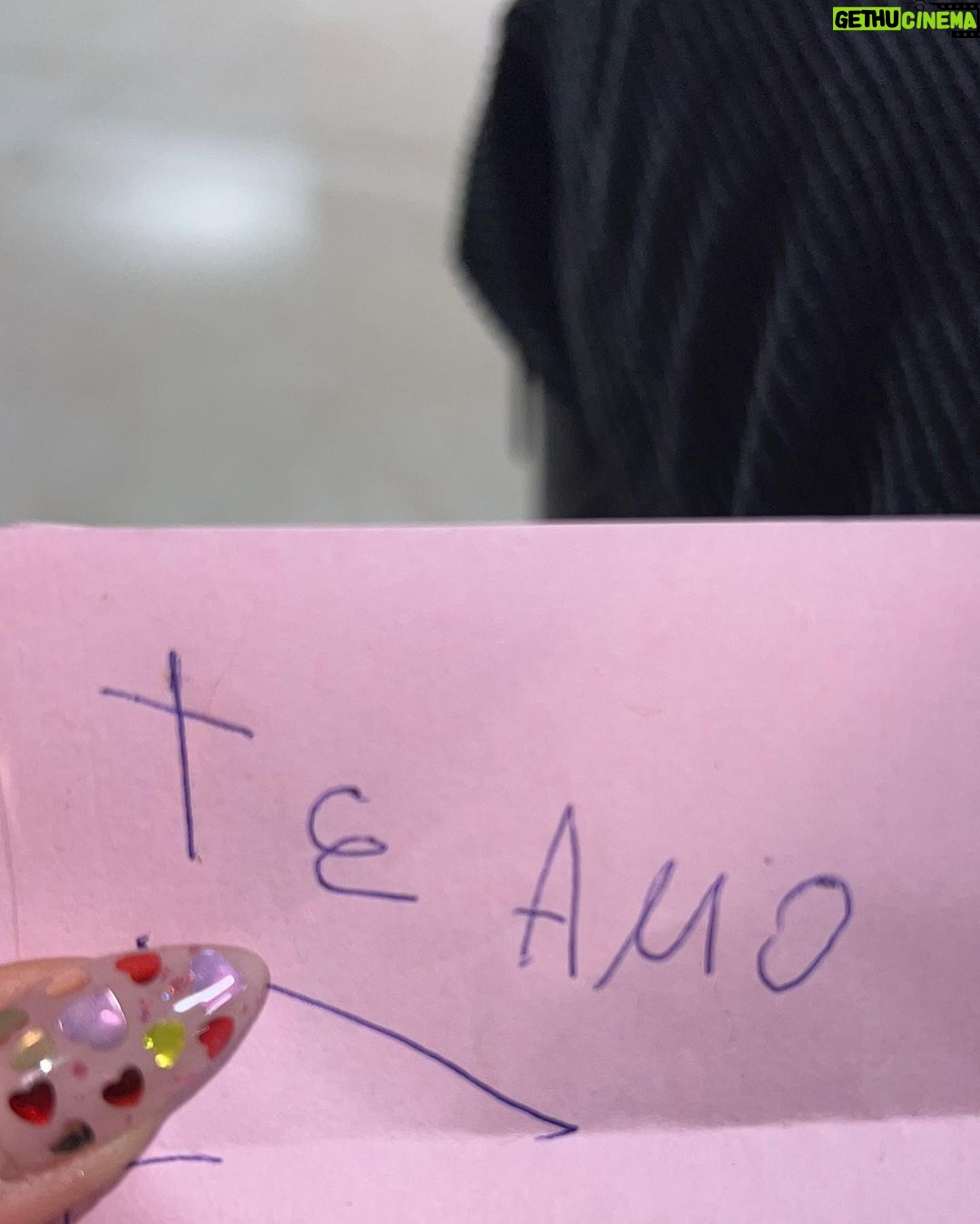 Tini Stoessel - 2.3 Million Likes - 1. rodri finalmente se une al juego y la termina rompiendo jajsjsjsjsj haceme reĆr asĆ toda la vidaahhhh
2. grabando las pantallas para el TOURRRRRRš
3. nebulizĆ”ndome con niki q me hacĆa compaƱĆa. te amo
4. grabando latriplete
5. grabando fantasi (d mis canciones prefe)
6. mi hermanito de fierro q amo tanto
7. mamĆ” y su amor por turito. lxs amo tanto
8. ustedes, siempre con su amor incondicional. lxs amo tanto
9. el mensaje q mas feliz me hizo en la vida
10. volviendo a casa dsp de terminar el rodaje d carne y huesoš