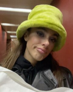 Tini Stoessel Instagram - 1. rodri finalmente se une al juego y la termina rompiendo jajsjsjsjsj haceme reír así toda la vidaahhhh 2. grabando las pantallas para el TOURRRRRR💞 3. nebulizándome con niki q me hacía compañía. te amo 4. grabando latriplete 5. grabando fantasi (d mis canciones prefe) 6. mi hermanito de fierro q amo tanto 7. mamá y su amor por turito. lxs amo tanto 8. ustedes, siempre con su amor incondicional. lxs amo tanto 9. el mensaje q mas feliz me hizo en la vida 10. volviendo a casa dsp de terminar el rodaje d carne y hueso💘