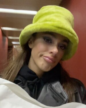 Tini Stoessel Instagram - 1. rodri finalmente se une al juego y la termina rompiendo jajsjsjsjsj haceme reír así toda la vidaahhhh
2. grabando las pantallas para el TOURRRRRR💞
3. nebulizándome con niki q me hacía compañía. te amo 
4. grabando latriplete
5. grabando fantasi (d mis canciones prefe) 
6. mi hermanito de fierro q amo tanto 
7. mamá y su amor por turito. lxs amo tanto
8. ustedes, siempre con su amor incondicional. lxs amo tanto
9. el mensaje q mas feliz me hizo en la vida
10. volviendo a casa dsp de terminar el rodaje d carne y hueso💘