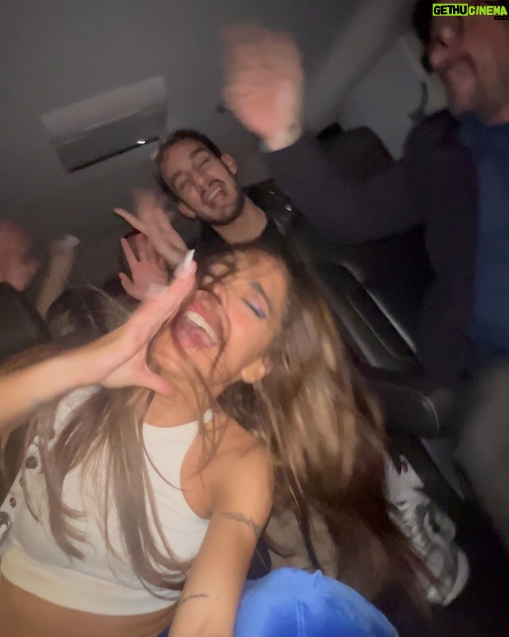 Tini Stoessel - 1.6 Million Likes - voy a ir subiendo algunas fotos y vĆdeos de momentos especiales con personas q amo mucho y me acompaƱaron durante este aƱoā¤ļø
1. salimos a cenar con amigxs, nos divertimos demasiado y al q me sacó la foto lo amo
2. ASĆ SE CANTA LA TRIPLEEEEEEEEE
3. en gira con estas personas q siempre estĆ”n y es una bendición tenerlas a mi ladoš
4. ellas, mis hermanas del alma, con las q comparto todo. ya saben todo. gracias por existir.
5. de nuevo viajando con luqui q siempre termina sacƔndome sonrisas porq no se imaginan lo gracioso q es
6. un poco mƔs de la triple y este set q lo amƩ
7. rodri acompaƱƔndome en uno de los shows d la gira
8. mis reinas, sea en una salida, o tomando tĆ© hasta q no se q hora, teniendo charlas eternas, siempre ahĆ. las amo
9. ensayando (amo el proceso de aprendizaje, aunque a veces tarde mƔs en aprender, nani termina sacando lo mejor d mi)
10. papĆ” con mis extensiones volviendo de un show, y si, no puede no hacernos reir jajajsjsjsjsjs te amo viejo con mi vida.
este es uno de los primeros carretes, hay algunas fotos o vĆdeos q no tengo registrados pero quedarĆ”n para siempre en mi corazón.
q bendición mas grande tener personas a mi lado q amo y me aman, q me cuidan y q cuido.
graciasā¤ļø