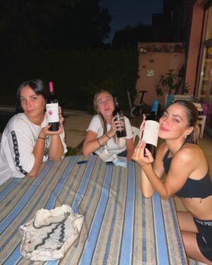 Tini Stoessel Instagram - voy a ir subiendo algunas fotos y vídeos de momentos especiales con personas q amo mucho y me acompañaron durante este año❤️
1. salimos a cenar con amigxs, nos divertimos demasiado y al q me sacó la foto lo amo
2. ASÍ SE CANTA LA TRIPLEEEEEEEEE
3. en gira con estas personas q siempre están y es una bendición tenerlas a mi lado💗
4. ellas, mis hermanas del alma, con las q comparto todo. ya saben todo. gracias por existir.
5. de nuevo viajando con luqui q siempre termina sacándome sonrisas porq no se imaginan lo gracioso q es
6. un poco más de la triple y este set q lo amé
7. rodri acompañándome en uno de los shows d la gira
8. mis reinas, sea en una salida, o tomando té hasta q no se q hora, teniendo charlas eternas, siempre ahí. las amo 
9. ensayando (amo el proceso de aprendizaje, aunque a veces tarde más en aprender, nani termina sacando lo mejor d mi) 
10. papá con mis extensiones volviendo de un show, y si, no puede no hacernos reir jajajsjsjsjsjs te amo viejo con mi vida. 

este es uno de los primeros carretes, hay algunas fotos o vídeos q no tengo registrados pero quedarán para siempre en mi corazón.
q bendición mas grande tener personas a mi lado q amo y me aman, q me cuidan y q cuido. 
gracias❤️