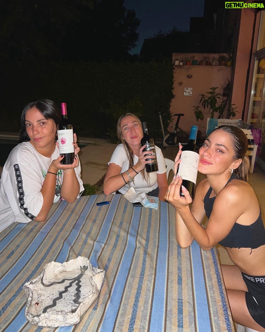 Tini Stoessel - 1.6 Million Likes - voy a ir subiendo algunas fotos y vĆdeos de momentos especiales con personas q amo mucho y me acompaƱaron durante este aƱoā¤ļø
1. salimos a cenar con amigxs, nos divertimos demasiado y al q me sacó la foto lo amo
2. ASĆ SE CANTA LA TRIPLEEEEEEEEE
3. en gira con estas personas q siempre estĆ”n y es una bendición tenerlas a mi ladoš
4. ellas, mis hermanas del alma, con las q comparto todo. ya saben todo. gracias por existir.
5. de nuevo viajando con luqui q siempre termina sacƔndome sonrisas porq no se imaginan lo gracioso q es
6. un poco mƔs de la triple y este set q lo amƩ
7. rodri acompaƱƔndome en uno de los shows d la gira
8. mis reinas, sea en una salida, o tomando tĆ© hasta q no se q hora, teniendo charlas eternas, siempre ahĆ. las amo
9. ensayando (amo el proceso de aprendizaje, aunque a veces tarde mƔs en aprender, nani termina sacando lo mejor d mi)
10. papĆ” con mis extensiones volviendo de un show, y si, no puede no hacernos reir jajajsjsjsjsjs te amo viejo con mi vida.
este es uno de los primeros carretes, hay algunas fotos o vĆdeos q no tengo registrados pero quedarĆ”n para siempre en mi corazón.
q bendición mas grande tener personas a mi lado q amo y me aman, q me cuidan y q cuido.
graciasā¤ļø