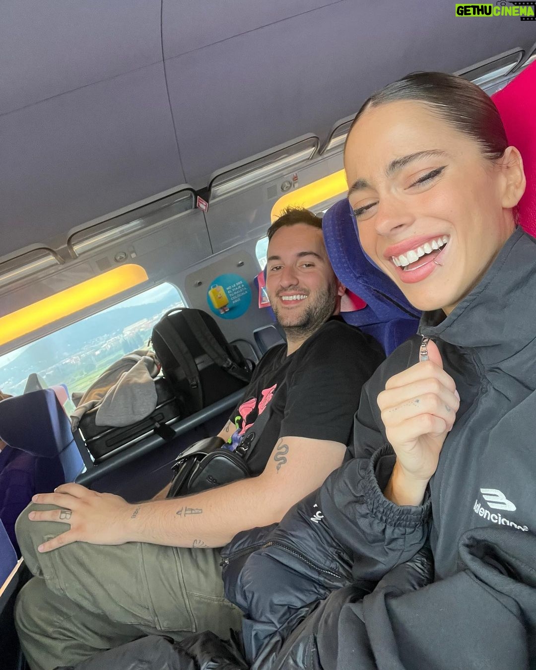Tini Stoessel - 1.6 Million Likes - voy a ir subiendo algunas fotos y vĆdeos de momentos especiales con personas q amo mucho y me acompaƱaron durante este aƱoā¤ļø
1. salimos a cenar con amigxs, nos divertimos demasiado y al q me sacó la foto lo amo
2. ASĆ SE CANTA LA TRIPLEEEEEEEEE
3. en gira con estas personas q siempre estĆ”n y es una bendición tenerlas a mi ladoš
4. ellas, mis hermanas del alma, con las q comparto todo. ya saben todo. gracias por existir.
5. de nuevo viajando con luqui q siempre termina sacƔndome sonrisas porq no se imaginan lo gracioso q es
6. un poco mƔs de la triple y este set q lo amƩ
7. rodri acompaƱƔndome en uno de los shows d la gira
8. mis reinas, sea en una salida, o tomando tĆ© hasta q no se q hora, teniendo charlas eternas, siempre ahĆ. las amo
9. ensayando (amo el proceso de aprendizaje, aunque a veces tarde mƔs en aprender, nani termina sacando lo mejor d mi)
10. papĆ” con mis extensiones volviendo de un show, y si, no puede no hacernos reir jajajsjsjsjsjs te amo viejo con mi vida.
este es uno de los primeros carretes, hay algunas fotos o vĆdeos q no tengo registrados pero quedarĆ”n para siempre en mi corazón.
q bendición mas grande tener personas a mi lado q amo y me aman, q me cuidan y q cuido.
graciasā¤ļø