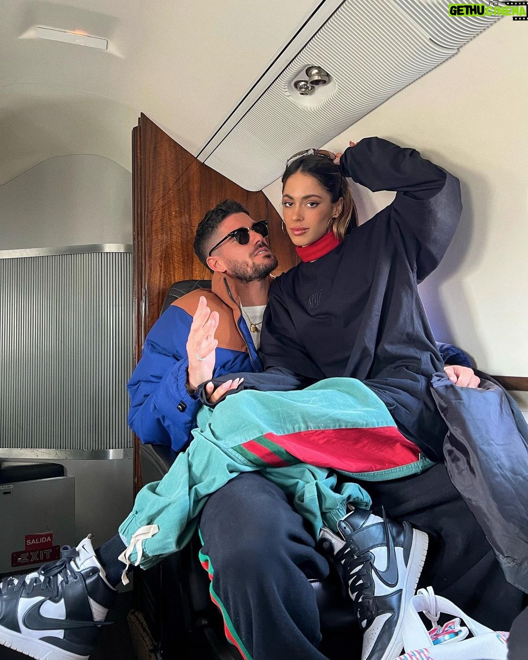 Tini Stoessel - 1.6 Million Likes - voy a ir subiendo algunas fotos y vĆdeos de momentos especiales con personas q amo mucho y me acompaƱaron durante este aƱoā¤ļø
1. salimos a cenar con amigxs, nos divertimos demasiado y al q me sacó la foto lo amo
2. ASĆ SE CANTA LA TRIPLEEEEEEEEE
3. en gira con estas personas q siempre estĆ”n y es una bendición tenerlas a mi ladoš
4. ellas, mis hermanas del alma, con las q comparto todo. ya saben todo. gracias por existir.
5. de nuevo viajando con luqui q siempre termina sacƔndome sonrisas porq no se imaginan lo gracioso q es
6. un poco mƔs de la triple y este set q lo amƩ
7. rodri acompaƱƔndome en uno de los shows d la gira
8. mis reinas, sea en una salida, o tomando tĆ© hasta q no se q hora, teniendo charlas eternas, siempre ahĆ. las amo
9. ensayando (amo el proceso de aprendizaje, aunque a veces tarde mƔs en aprender, nani termina sacando lo mejor d mi)
10. papĆ” con mis extensiones volviendo de un show, y si, no puede no hacernos reir jajajsjsjsjsjs te amo viejo con mi vida.
este es uno de los primeros carretes, hay algunas fotos o vĆdeos q no tengo registrados pero quedarĆ”n para siempre en mi corazón.
q bendición mas grande tener personas a mi lado q amo y me aman, q me cuidan y q cuido.
graciasā¤ļø