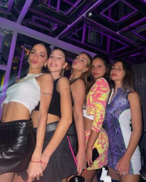 Tini Stoessel Instagram - voy a ir subiendo algunas fotos y vídeos de momentos especiales con personas q amo mucho y me acompañaron durante este año❤️
1. salimos a cenar con amigxs, nos divertimos demasiado y al q me sacó la foto lo amo
2. ASÍ SE CANTA LA TRIPLEEEEEEEEE
3. en gira con estas personas q siempre están y es una bendición tenerlas a mi lado💗
4. ellas, mis hermanas del alma, con las q comparto todo. ya saben todo. gracias por existir.
5. de nuevo viajando con luqui q siempre termina sacándome sonrisas porq no se imaginan lo gracioso q es
6. un poco más de la triple y este set q lo amé
7. rodri acompañándome en uno de los shows d la gira
8. mis reinas, sea en una salida, o tomando té hasta q no se q hora, teniendo charlas eternas, siempre ahí. las amo 
9. ensayando (amo el proceso de aprendizaje, aunque a veces tarde más en aprender, nani termina sacando lo mejor d mi) 
10. papá con mis extensiones volviendo de un show, y si, no puede no hacernos reir jajajsjsjsjsjs te amo viejo con mi vida. 

este es uno de los primeros carretes, hay algunas fotos o vídeos q no tengo registrados pero quedarán para siempre en mi corazón.
q bendición mas grande tener personas a mi lado q amo y me aman, q me cuidan y q cuido. 
gracias❤️