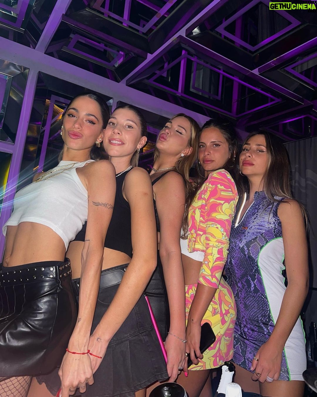 Tini Stoessel - 1.6 Million Likes - voy a ir subiendo algunas fotos y vĆdeos de momentos especiales con personas q amo mucho y me acompaƱaron durante este aƱoā¤ļø
1. salimos a cenar con amigxs, nos divertimos demasiado y al q me sacó la foto lo amo
2. ASĆ SE CANTA LA TRIPLEEEEEEEEE
3. en gira con estas personas q siempre estĆ”n y es una bendición tenerlas a mi ladoš
4. ellas, mis hermanas del alma, con las q comparto todo. ya saben todo. gracias por existir.
5. de nuevo viajando con luqui q siempre termina sacƔndome sonrisas porq no se imaginan lo gracioso q es
6. un poco mƔs de la triple y este set q lo amƩ
7. rodri acompaƱƔndome en uno de los shows d la gira
8. mis reinas, sea en una salida, o tomando tĆ© hasta q no se q hora, teniendo charlas eternas, siempre ahĆ. las amo
9. ensayando (amo el proceso de aprendizaje, aunque a veces tarde mƔs en aprender, nani termina sacando lo mejor d mi)
10. papĆ” con mis extensiones volviendo de un show, y si, no puede no hacernos reir jajajsjsjsjsjs te amo viejo con mi vida.
este es uno de los primeros carretes, hay algunas fotos o vĆdeos q no tengo registrados pero quedarĆ”n para siempre en mi corazón.
q bendición mas grande tener personas a mi lado q amo y me aman, q me cuidan y q cuido.
graciasā¤ļø