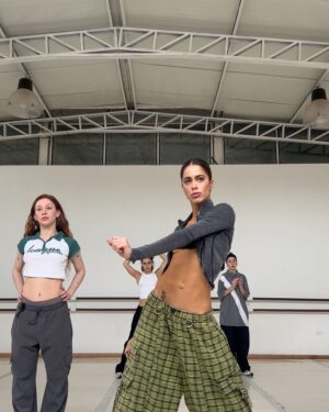 Tini Stoessel Instagram - voy a ir subiendo algunas fotos y vídeos de momentos especiales con personas q amo mucho y me acompañaron durante este año❤️
1. salimos a cenar con amigxs, nos divertimos demasiado y al q me sacó la foto lo amo
2. ASÍ SE CANTA LA TRIPLEEEEEEEEE
3. en gira con estas personas q siempre están y es una bendición tenerlas a mi lado💗
4. ellas, mis hermanas del alma, con las q comparto todo. ya saben todo. gracias por existir.
5. de nuevo viajando con luqui q siempre termina sacándome sonrisas porq no se imaginan lo gracioso q es
6. un poco más de la triple y este set q lo amé
7. rodri acompañándome en uno de los shows d la gira
8. mis reinas, sea en una salida, o tomando té hasta q no se q hora, teniendo charlas eternas, siempre ahí. las amo 
9. ensayando (amo el proceso de aprendizaje, aunque a veces tarde más en aprender, nani termina sacando lo mejor d mi) 
10. papá con mis extensiones volviendo de un show, y si, no puede no hacernos reir jajajsjsjsjsjs te amo viejo con mi vida. 

este es uno de los primeros carretes, hay algunas fotos o vídeos q no tengo registrados pero quedarán para siempre en mi corazón.
q bendición mas grande tener personas a mi lado q amo y me aman, q me cuidan y q cuido. 
gracias❤️