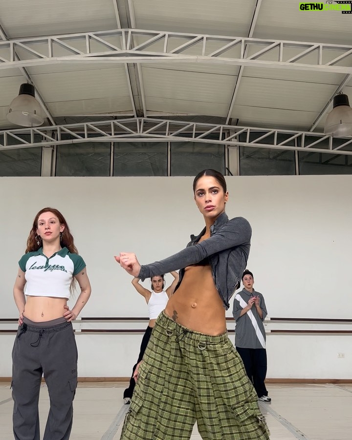 Tini Stoessel - 1.6 Million Likes - voy a ir subiendo algunas fotos y vĆdeos de momentos especiales con personas q amo mucho y me acompaƱaron durante este aƱoā¤ļø
1. salimos a cenar con amigxs, nos divertimos demasiado y al q me sacó la foto lo amo
2. ASĆ SE CANTA LA TRIPLEEEEEEEEE
3. en gira con estas personas q siempre estĆ”n y es una bendición tenerlas a mi ladoš
4. ellas, mis hermanas del alma, con las q comparto todo. ya saben todo. gracias por existir.
5. de nuevo viajando con luqui q siempre termina sacƔndome sonrisas porq no se imaginan lo gracioso q es
6. un poco mƔs de la triple y este set q lo amƩ
7. rodri acompaƱƔndome en uno de los shows d la gira
8. mis reinas, sea en una salida, o tomando tĆ© hasta q no se q hora, teniendo charlas eternas, siempre ahĆ. las amo
9. ensayando (amo el proceso de aprendizaje, aunque a veces tarde mƔs en aprender, nani termina sacando lo mejor d mi)
10. papĆ” con mis extensiones volviendo de un show, y si, no puede no hacernos reir jajajsjsjsjsjs te amo viejo con mi vida.
este es uno de los primeros carretes, hay algunas fotos o vĆdeos q no tengo registrados pero quedarĆ”n para siempre en mi corazón.
q bendición mas grande tener personas a mi lado q amo y me aman, q me cuidan y q cuido.
graciasā¤ļø