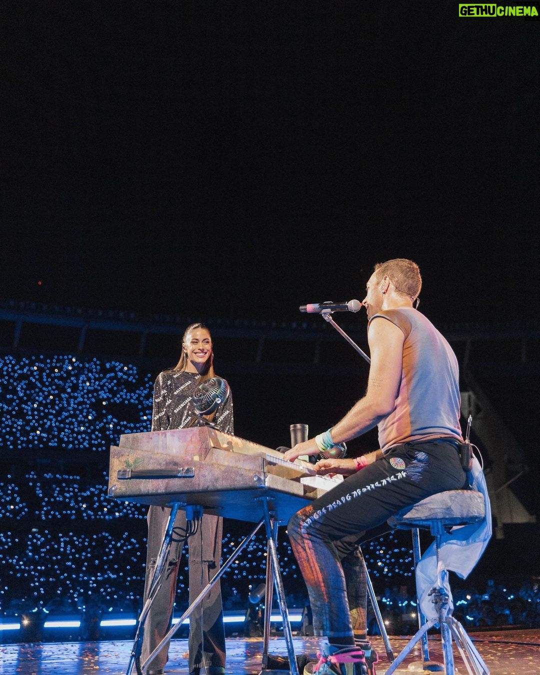 Tini Stoessel - 1.6 Million Likes - las palabras no son suficientes para poder describir lo q sentĆ estos dos diasā¦
un sueƱo inimaginable q se hizo realidad.
gracias @coldplay por haberme invitado a vivir estos shows tan memorables, increĆbles e inspiradores.
fue la experiencia mƔs hermosa de mi vida.
agradecida por el amor q nos brindaron, para siempre en mi corazónā¤ļøšš»