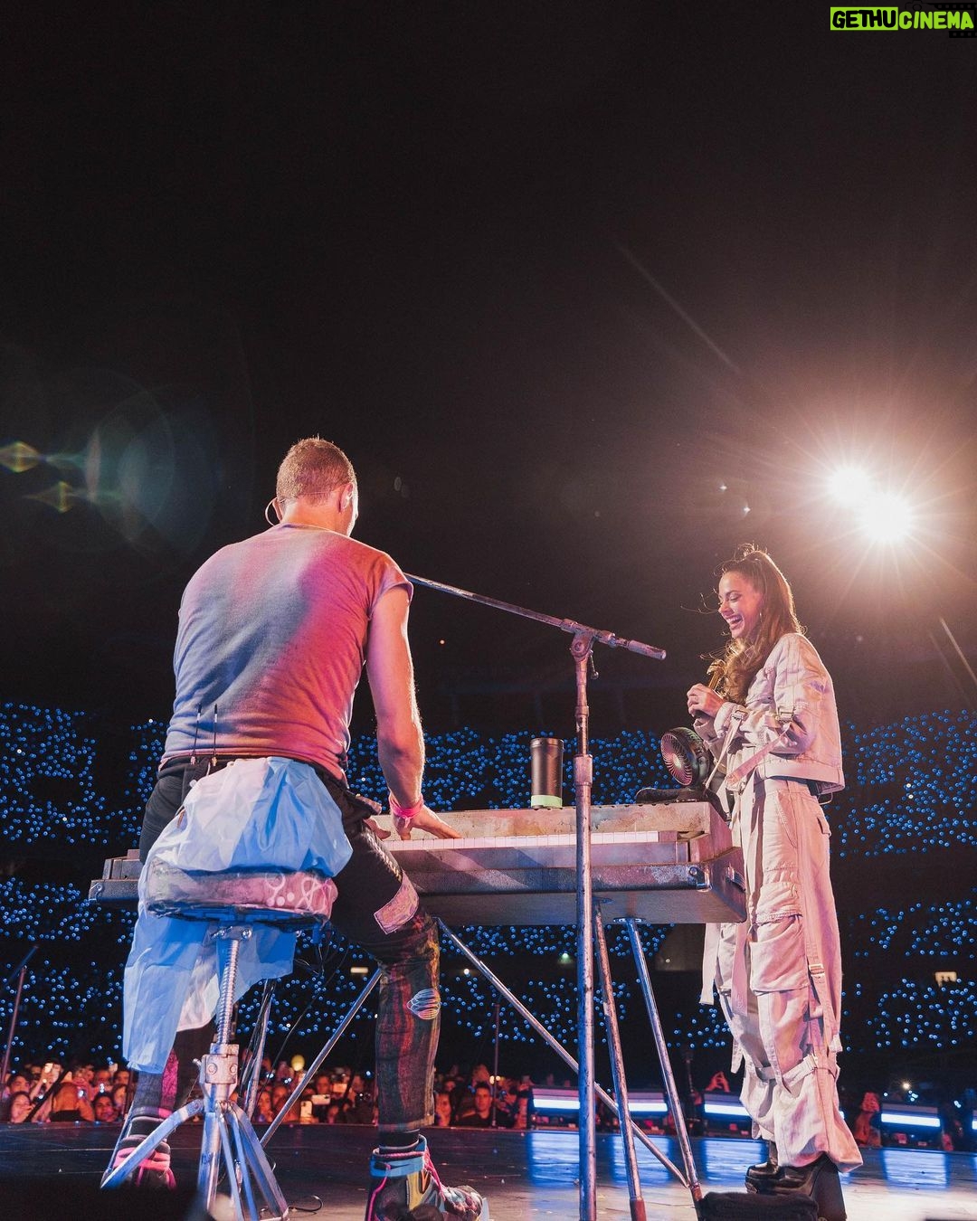 Tini Stoessel - 1.6 Million Likes - las palabras no son suficientes para poder describir lo q sentĆ estos dos diasā¦
un sueƱo inimaginable q se hizo realidad.
gracias @coldplay por haberme invitado a vivir estos shows tan memorables, increĆbles e inspiradores.
fue la experiencia mƔs hermosa de mi vida.
agradecida por el amor q nos brindaron, para siempre en mi corazónā¤ļøšš»