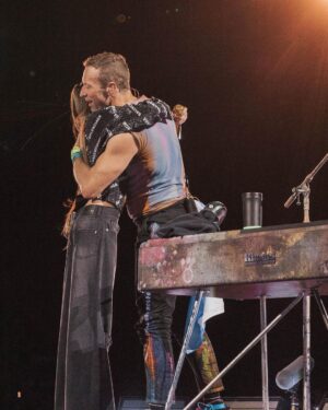 Tini Stoessel Instagram - las palabras no son suficientes para poder describir lo q sentí estos dos dias…
un sueño inimaginable q se hizo realidad.
gracias @coldplay por haberme invitado a vivir estos shows tan memorables, increíbles e inspiradores.
fue la experiencia más hermosa de mi vida. 
agradecida por el amor q nos brindaron, para siempre en mi corazón❤️🙏🏻