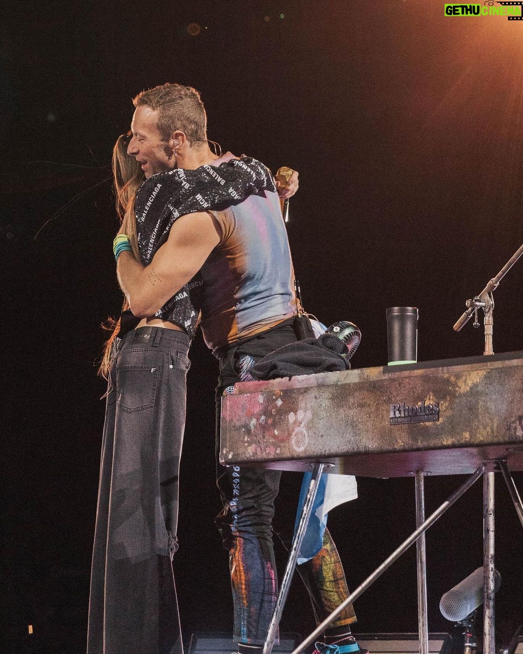 Tini Stoessel - 1.6 Million Likes - las palabras no son suficientes para poder describir lo q sentĆ estos dos diasā¦
un sueƱo inimaginable q se hizo realidad.
gracias @coldplay por haberme invitado a vivir estos shows tan memorables, increĆbles e inspiradores.
fue la experiencia mƔs hermosa de mi vida.
agradecida por el amor q nos brindaron, para siempre en mi corazónā¤ļøšš»
