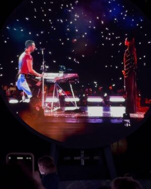 Tini Stoessel Instagram - las palabras no son suficientes para poder describir lo q sentí estos dos dias…
un sueño inimaginable q se hizo realidad.
gracias @coldplay por haberme invitado a vivir estos shows tan memorables, increíbles e inspiradores.
fue la experiencia más hermosa de mi vida. 
agradecida por el amor q nos brindaron, para siempre en mi corazón❤️🙏🏻