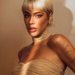 Tini Stoessel Instagram - que linda noche vivi ayer🥹💘 todavía sigo procesando muchas cosas. quiero agradecerle a todxs uds por el amor q me dan hace tanto tiempo, el premio al álbum Pop Urbano del año fue gracias a sus votos, y eso es algo q me llena el alma. cupido fue un gran capitulo d mi vida en todos los aspectos, q marcó un antes y un después, con muchas alegrías vividas, pero también con situaciones q me hicieron tocar fondo, y desde esa oscuridad, con esos silencios q me aturdían, entender q me estaba pasando. tomarme tiempo fue necesario para sanar muchas cosas y poder animarme a dar el próximo paso. cada cambio q fui haciendo en mi pelo, esta reflejado en varios procesos emocionales que fui viviendo. no falta mucho para compartirles un proyecto muy intimo, q vengo trabajando hace mucho tiempo, y cuando miro para atrás, la verdad es q nunca imaginé que me iba a animar a contar. gracias por estar ahí❤️‍🩹 lxs amo
