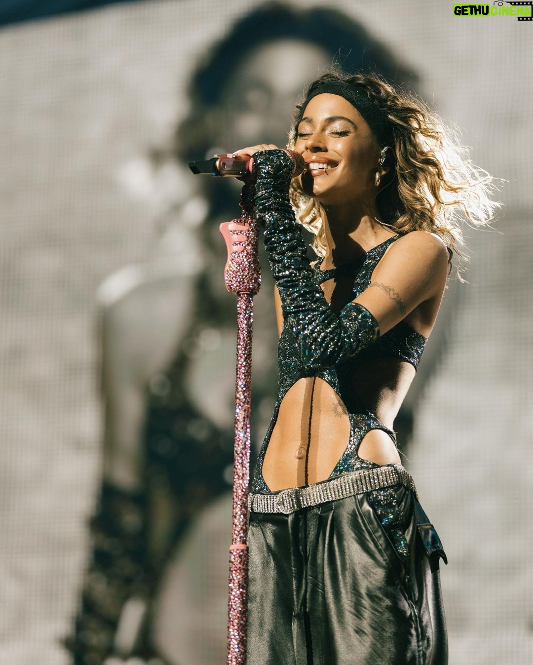 Tini Stoessel Instagram - MIAMI AYER FUE UN SUEÑO🩷 GRACIAS POR HACERNOS VIBRAR D ESA MANERA. lxs amo con todo mi corazOOONNnnnnnn🩷🥹 esta noche nos vemos NEW YORKKK🥹 a darlo todo Q EMOCIONNNN💖💖