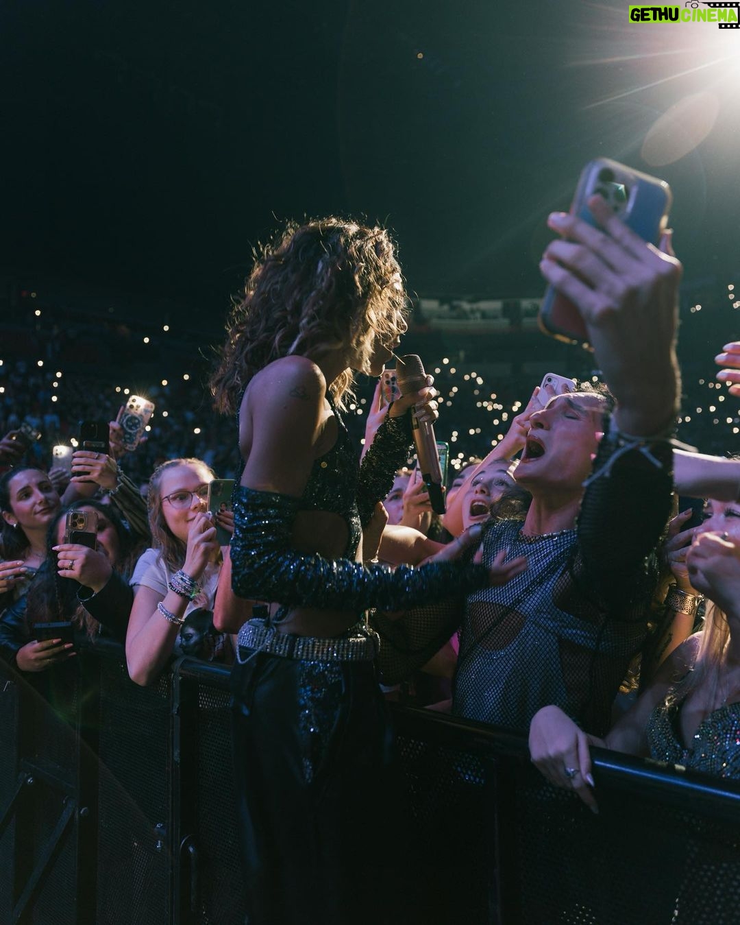 Tini Stoessel Instagram - MIAMI AYER FUE UN SUEÑO🩷 GRACIAS POR HACERNOS VIBRAR D ESA MANERA. lxs amo con todo mi corazOOONNnnnnnn🩷🥹 esta noche nos vemos NEW YORKKK🥹 a darlo todo Q EMOCIONNNN💖💖