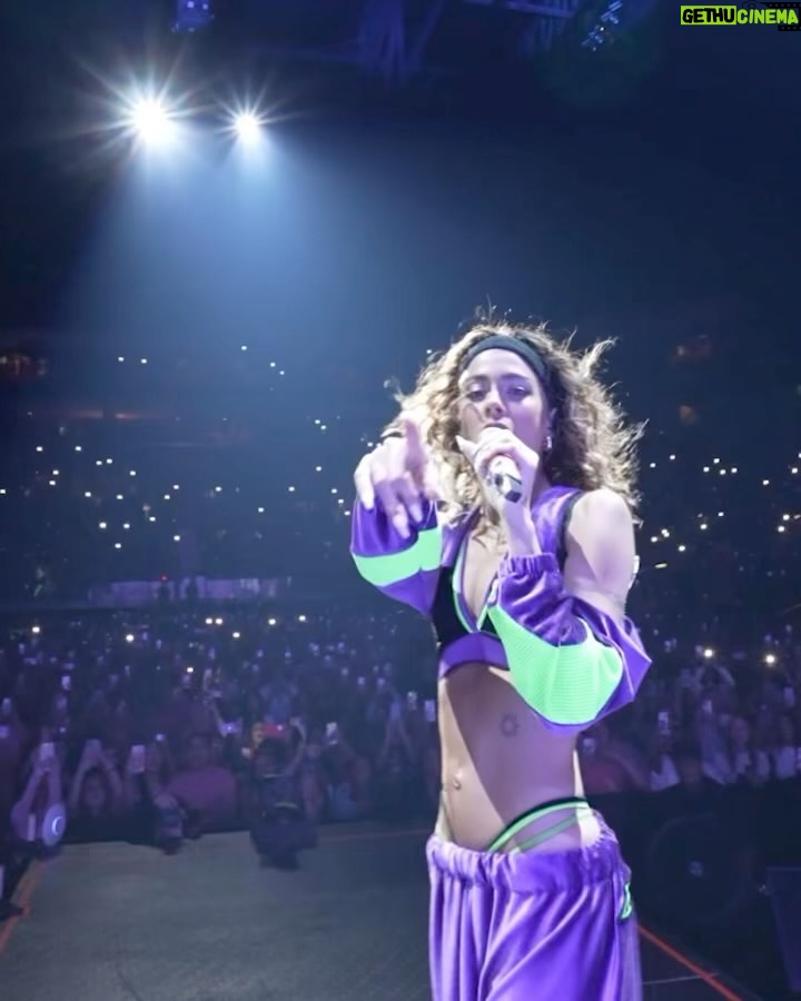 Tini Stoessel Instagram - MIAMI AYER FUE UN SUEÑO🩷 GRACIAS POR HACERNOS VIBRAR D ESA MANERA. lxs amo con todo mi corazOOONNnnnnnn🩷🥹 esta noche nos vemos NEW YORKKK🥹 a darlo todo Q EMOCIONNNN💖💖