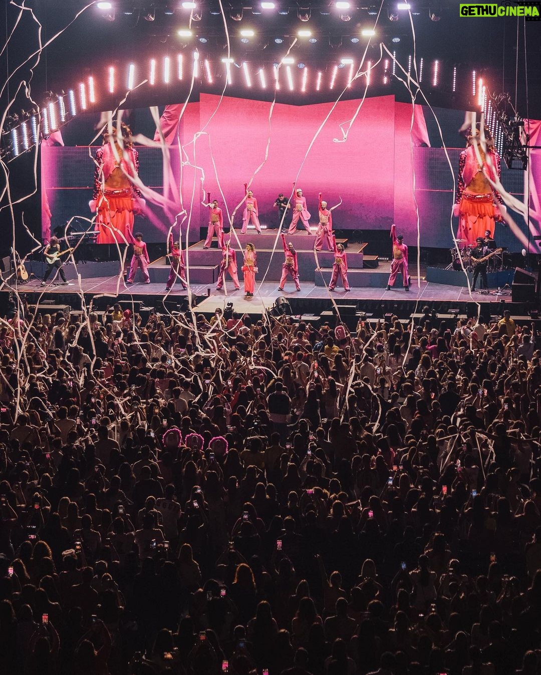 Tini Stoessel Instagram - MIAMI AYER FUE UN SUEÑO🩷 GRACIAS POR HACERNOS VIBRAR D ESA MANERA. lxs amo con todo mi corazOOONNnnnnnn🩷🥹 esta noche nos vemos NEW YORKKK🥹 a darlo todo Q EMOCIONNNN💖💖
