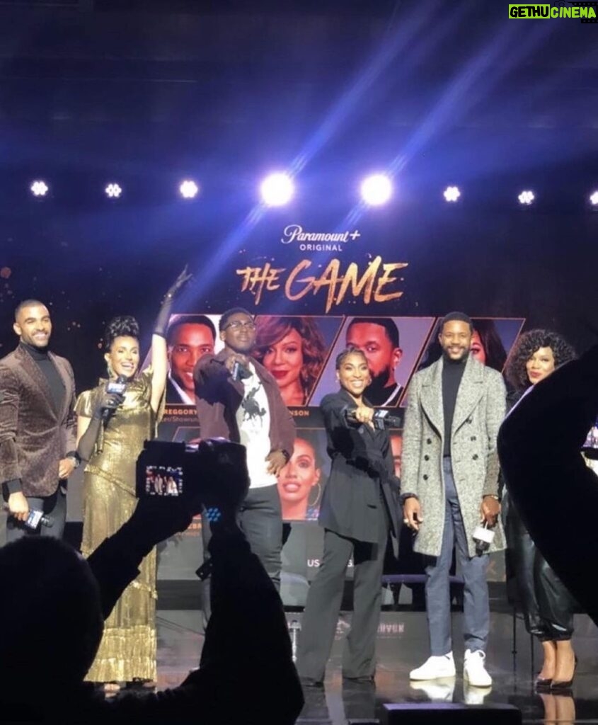 Toby Sandeman Instagram - Had A Blast at the Q&A Screening of #TheGame with my fellow Co-Stars. ✨ The Welcoming & Guidance that the OGs @iamwendyraquel and @hoseachanchez have poured into us #Newplayaz joining this legacy, their legacy, has been astounding. I’m an truly grateful. The Game streaming now on @paramountplus ✨✨✨ Styled by: @mr_baldwinstyle & @courtney.arringtonbaldwin Jacket by: @musika Tailoring - @modernstitchtailoring Grooming: @shenellemayssmith