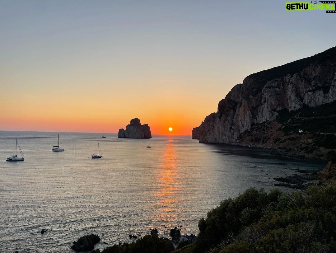 Toby Sandeman Instagram - Send me the location, 📍 This year about vacations, 🌊 Flight catching,✈️ Train taking 🚂 Sardinia