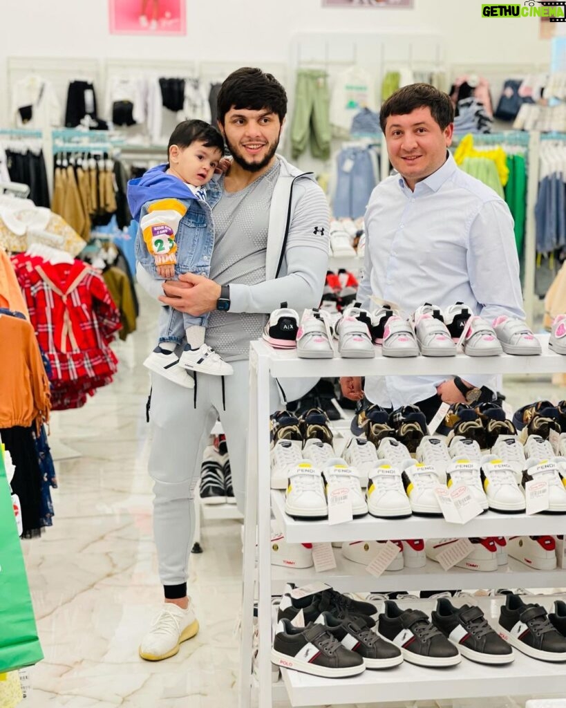 Tofiq Musayev Instagram - Biz usaqlarimiz ucun debli usaq geyimlerinin unvani olan @sunay_kids_baku secdik🤙 Baku, Azerbaijan