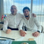 Tofiq Musayev Instagram - Bütün Azərbaycan xalqini salamlayiram. Mənə yazdiğiniz təbrik mesajlarina,dəstəyinizə görə haminiza təşəkkür edirəm. Hər şey Vətən uçun, hər şey Azərbaycanmız üçün... Mən qürur duyuram ki, Amerikada dünyanın ən reytinqli rinqində üçrəngli bayrağmizi ucalda bildim. Heç bir qələbə asan qazanılmır. Hər qələbənin arxasında çətinliklər, əziyyətlər olur. Bu yolda mənə daima dəstək olan xalqima, yaxinlarma, dostlarima, özəliklə xalqimizin sevimili oglu""Palmali Şirketler" Qrupunun sahibi Mübariz Mənsimova təşəkkür edirem. Daha böyük qelebelere doğru🇦🇿✊